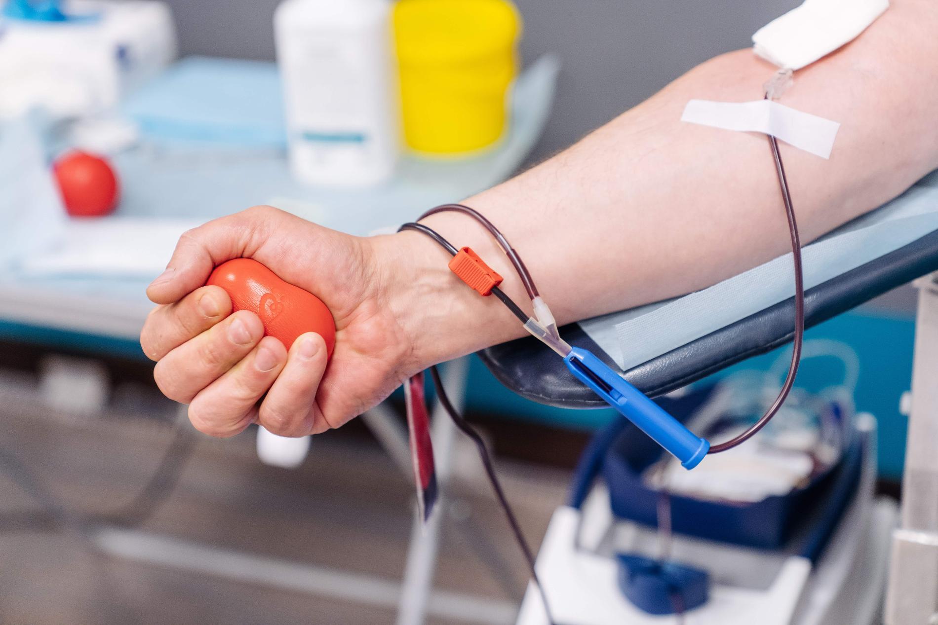 «Культура заботы»: почти 800 литров крови за три месяца сдали волонтеры ОМК